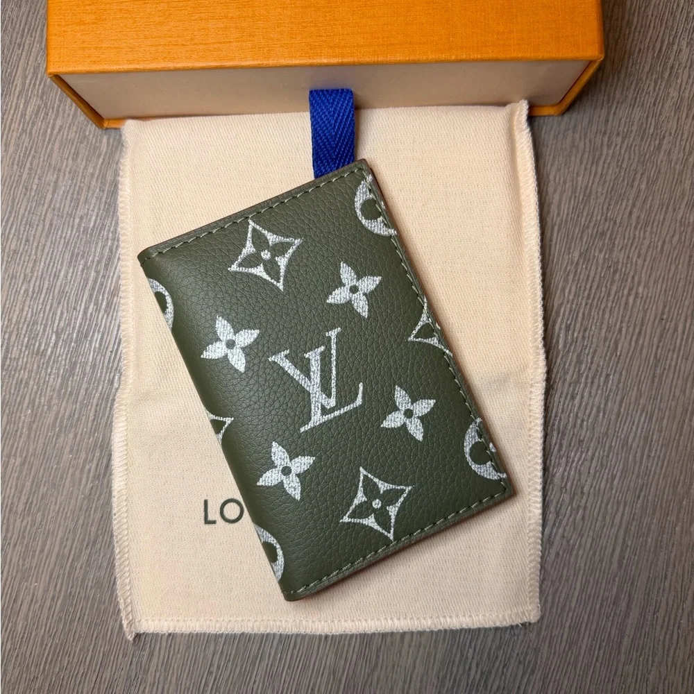 LV P9 Pocket Organizer - Picture 2 of 4